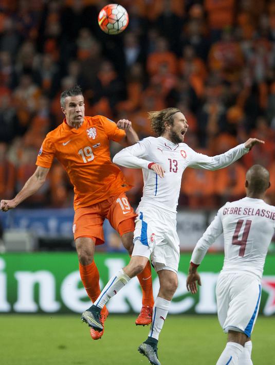Penyerang Belanda (kiri) beradu bola dengan gelandang Ceko Jaroslav Plasil selama pertandingan Grup A kualifikasi Euro 2016 di Amsterdam, Belanda, Rabu (14/10/2015). Belanda dipastikan tidak bermain pada Euro 2016 nanti. (REUTERS/Toussaint Kluiters)