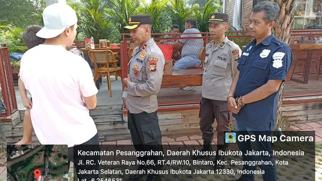 Kapolsek Pesanggrahan Kompol Tedjo Asmoro Saat mengecek langsung lokasi pembobolan mobil Baim Wong di Pesanggrahan, Jakarta Selatan