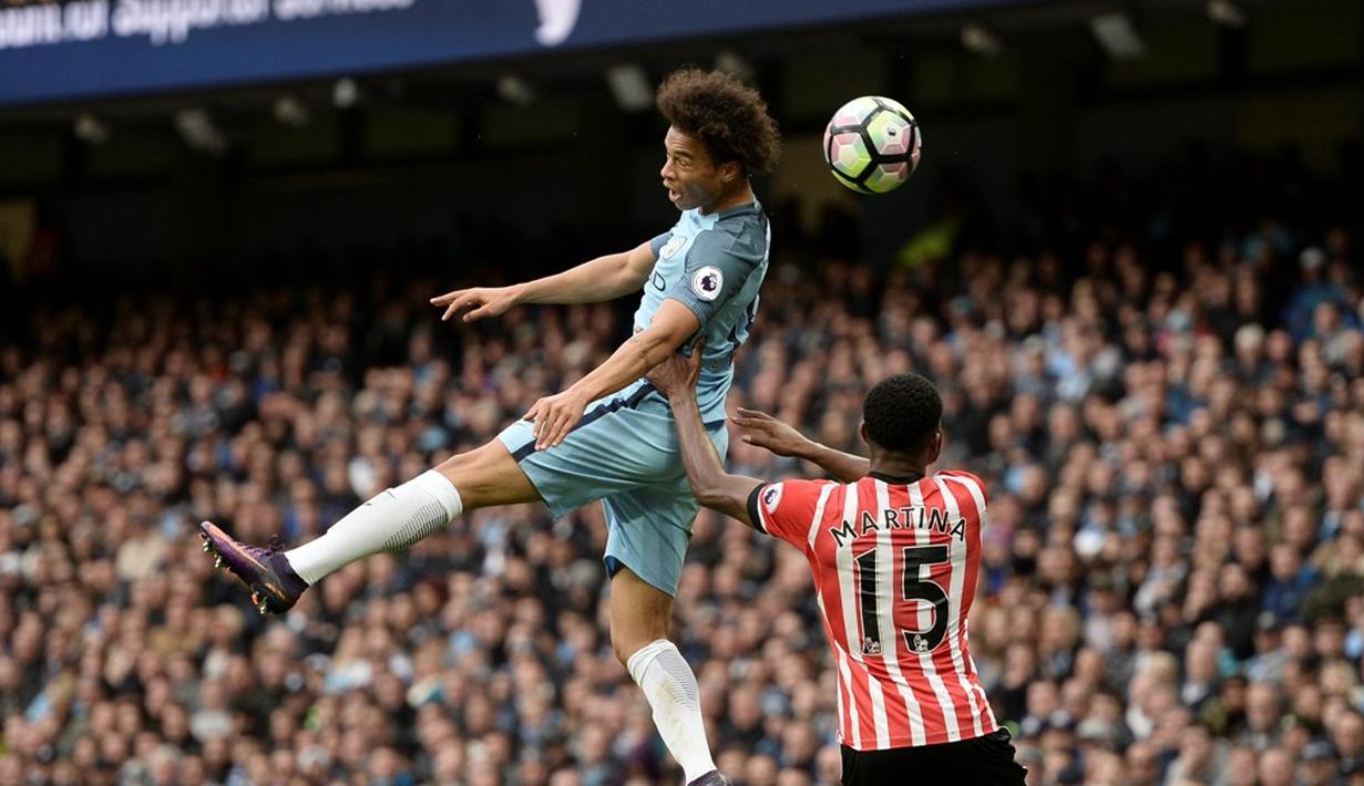 Pemain Manchester City, Leroy Sane (kiri), berebut bola dengan pemain Southampton, Cuco Martina, dalam laga Premier League di Stadion Etihad, Manchester, Minggu (23/10/2016). (AFP/Oli Scarff)