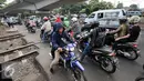 Sejumlah kendaraan melintasi perlintasan sebidang di Stasiun Duren Kalibata, Jakarta, Kamis (14/7). Sudin Perhubungan dan Transportasi berencana akan menutup permanen perlintasan sebidang di Stasiun KA Duren Kalibata. (Liputan6.com/Yoppy Renato)