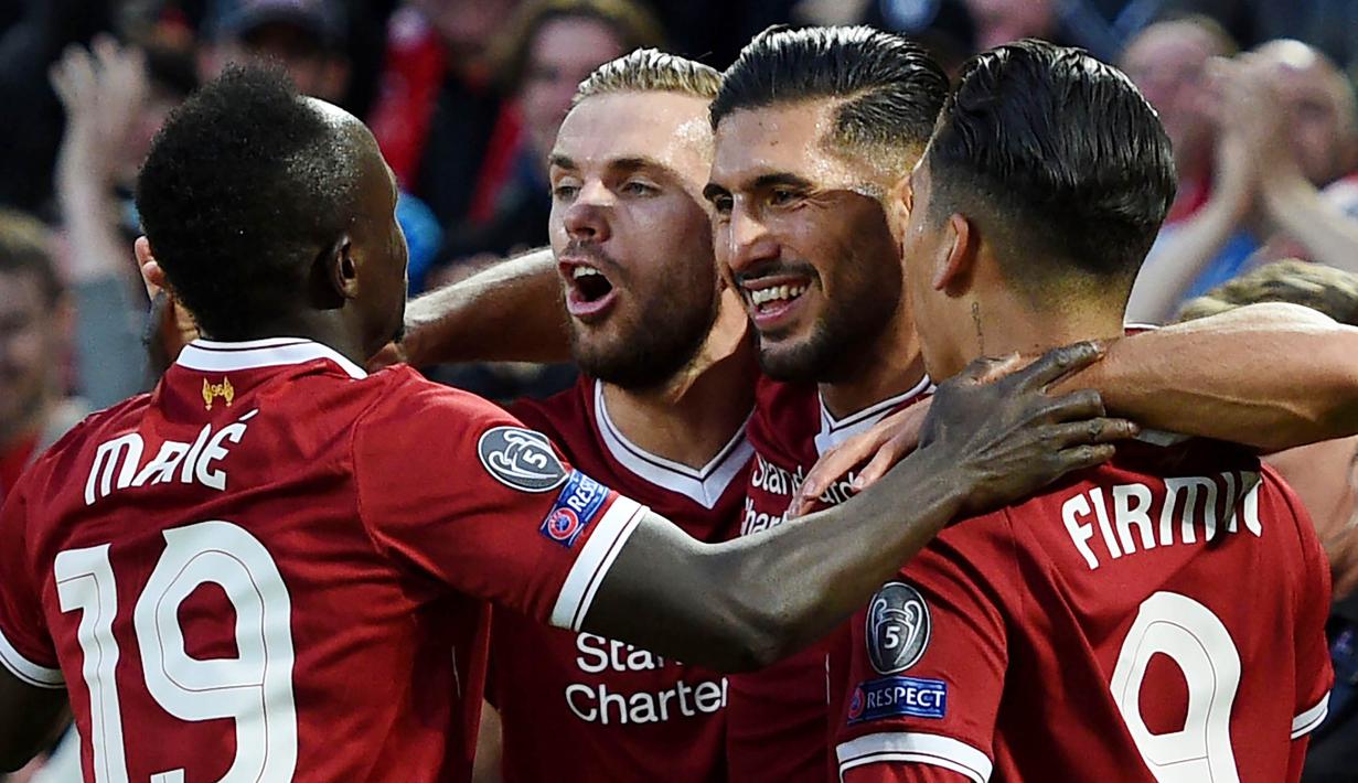 Para pemain Liverpool merayakan gol yang dicetak oleh gelandang Liverpool, Emre Can, pada laga playoff Liga Champions, di Stadion Anfield, Kamis (24/8/2017). Liverpool menang 4-2 atas Hoffenheim. (AFP/Oli Scarff)