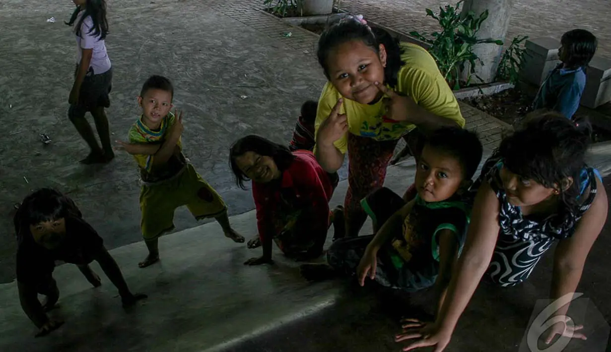 Sejumlah bocah asyik bermain di Taman Aktif of Klender, Jakarta, Senin (22/9/2014) (Liputan6.com/Faizal Fanani)