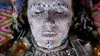 Wanita Kosovo, Sheqerie Buqaj saat menerima lukisan wajah tradisional di Desa Kukaj, Kosovo, Rabu (5/9). Tradisi ini dilakukan oleh para wanita tua kepada pengantin wanita. (ARMEND NIMANI/AFP)