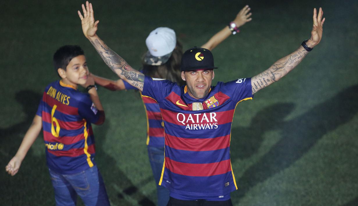 Daniel Alves da Silva merupakan bek kanan Barcelona yang mampu menorehkan 21 gol dan 101 assit. Kepindahannya ke Juventus tahun 2016 silam, bersetatus sebagai pemain bebas transfer, padahal dirinya juga sumbangkan puluhan gelar untuk El Barca. (Foto: AFP/Pau Barrena)