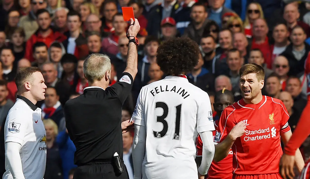 <p>Steven Gerrard menjadi nama terakhir dari Liverpool yang merasakan diusir wasit dalam laga kontra Manchester United. Sang kapten legendaris ini mendapat kartu merah usai melanggar Ander Herrera pada 22 Maret 2015. (AFP/Paul Ellis)</p>