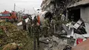 Pesawat kargo jenis Fokker 50 jatuh dan terbakar tak lama setelah lepas landas dari Jomo Kenyatta International Airport, (2/7/2014). (REUTERS/Thomas Mukoya)