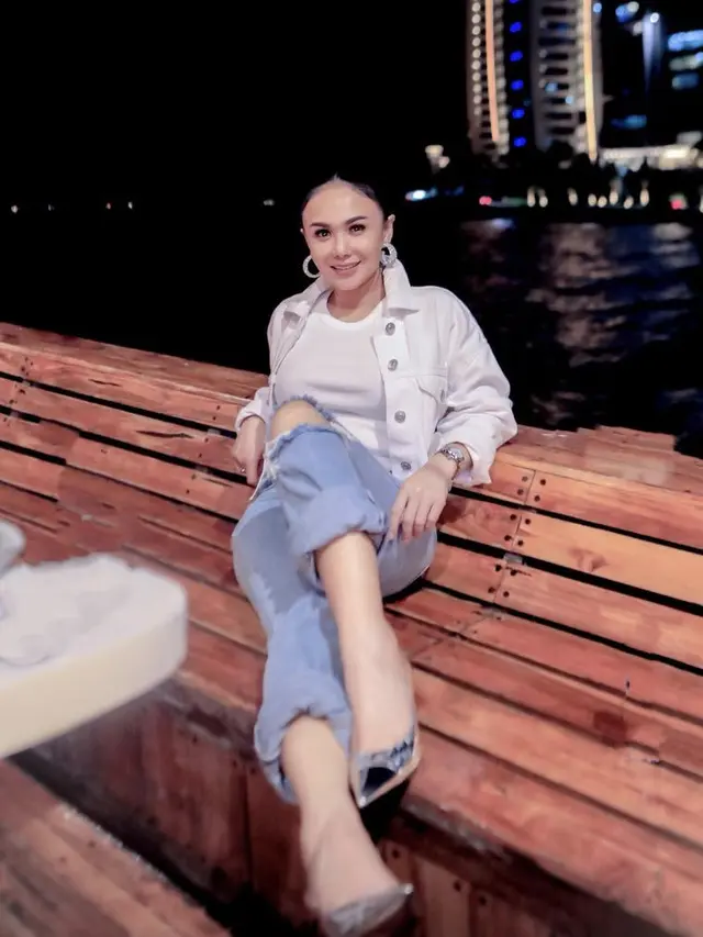 Tampilan Yuni Shara Kenakan Celana Robek-Robek dipadukan dengan item fashion yang membuat awet muda, credit: @yunishara36