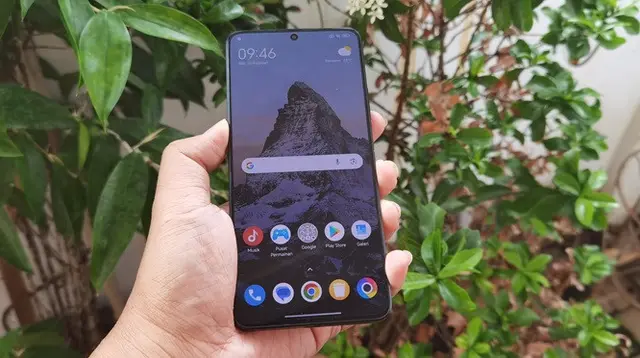 Penampilan Poco X6 Pro yang baru saja resmi meluncur untuk pasar Indonesia. (Liputan6.com/Agustinus M. Damar)