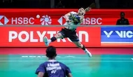 Pebulu tangkis tunggal putra Indonesia, Jonatan Christie melakukan smash ke arah kompatriotnya, Alwi Farhan dalam babak 16 besar Indonesia Open 2026 di Istora Senayan, Jakarta, Kamis (04/06/2026). (Bola.com/Bagaskara Lazuardi)
