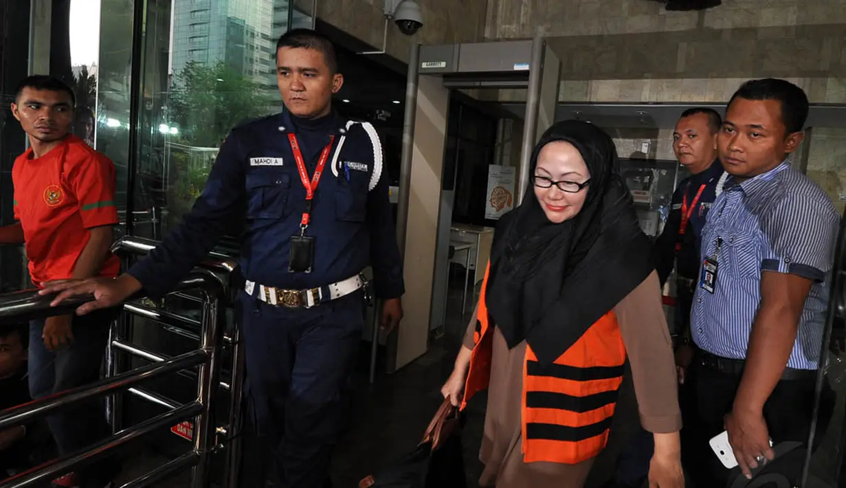 Gubernur Banten non aktif, Ratu Atut Chosiyah usai menjalani pemeriksaan di Gedung KPK, Jakarta, Rabu (5/11/2014). (Liputan6.com/Miftahul Hayat)