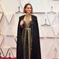 Natalie Portman berpose di karpet merah Academy Awards ke-92 atau Oscar 2020 di Dolby Theatre, Los Angeles, Minggu (9/2/2020). Lewat jubah hitam yang dikenakannya, Natalie memberikan dukungan dan penghormatan pada sutradara perempuan yang tidak mendapatkan nominasi. (Amy Sussman/Getty Images/AFP)