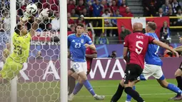 Pemain Italia, Alessandro Bastoni, mencetak gol ke gawang Albania dalam laga perdana Grup B Euro 2024 di Stadion Signal Iduna Park, Dortmund, Minggu (16/6/2024). (AP/Martin Meissner)