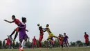 Sejumlah pemain Persita Tangerang melakukan duel udara dengan pemain PSAU di Lapangan Sutasoma, Jakarta, Jumat (21/8/2015). Ujicoba itu dilakukan Persita jelang Piala Presiden 2015. (Bola.com/Vitalis Yogi Trisna)