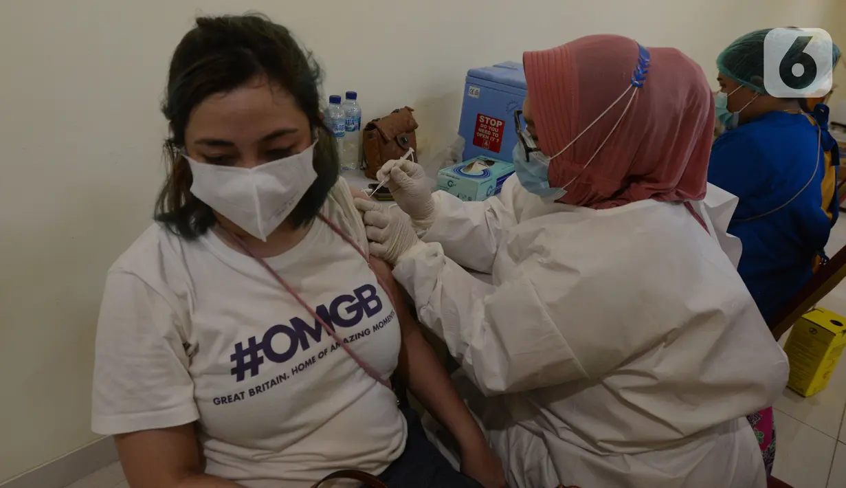 Warga khusus DKI 18 tahun ke atas menerima vaksinasi Covid-19 di Gelanggang Olahraga, Pengadegan, Jakarta, Kamis (10/6/2021). Kementerian kesehatan memberikan ijin kepada Pemrov DKI Jakarta resmi menggelar vaksin covid-19 untuk kelompok masyarakat 18 tahun ke atas. (merdeka.com/Imam Buhori)