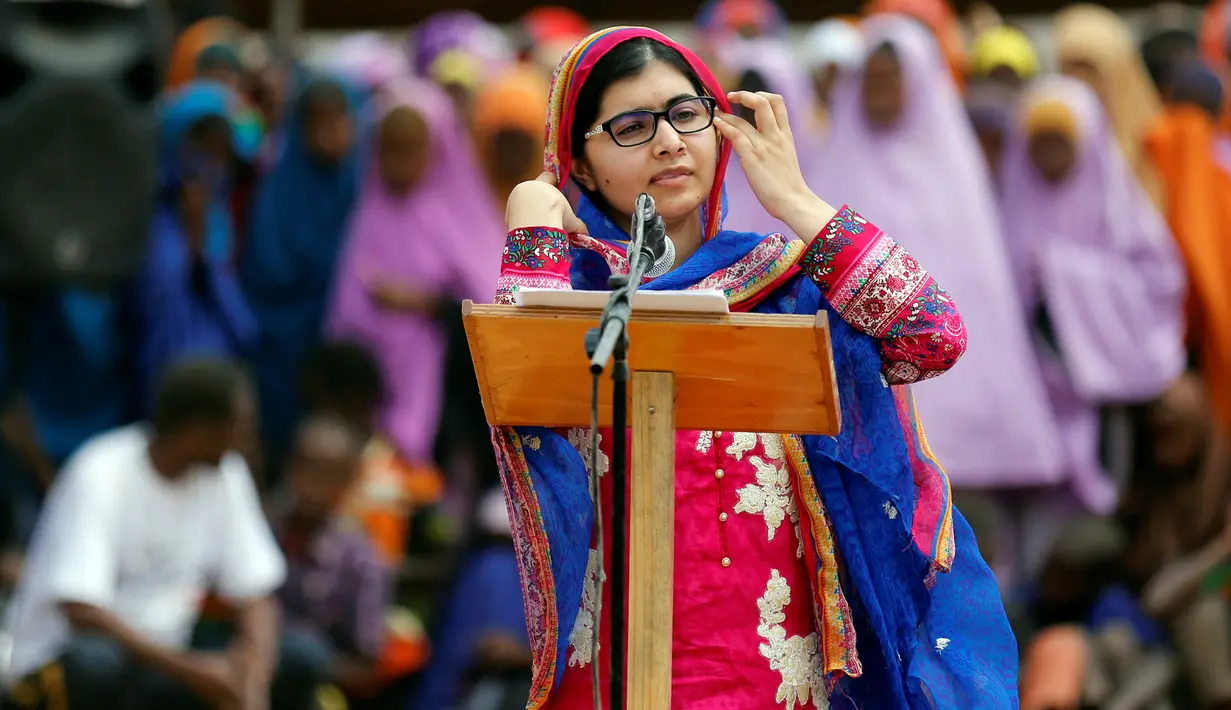Penerima Nobel Perdamaian, Malala Yousafzai memberi sambutan dalam kunjungannya di kamp pengungsian Dadaab, dekat perbatasan antara Kenya-Somalia, (12/7). (REUTERS/Thomas Mukoya)