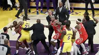 Bahu hantam warnai debut LeBron James di Staples Center pada lanjutan NBA 2018-2019 (AP)