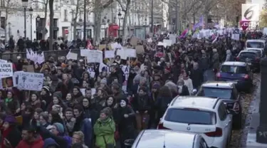 Warga Paris menggelar demonstrasi menolak kekerasan terhadap perempuan.