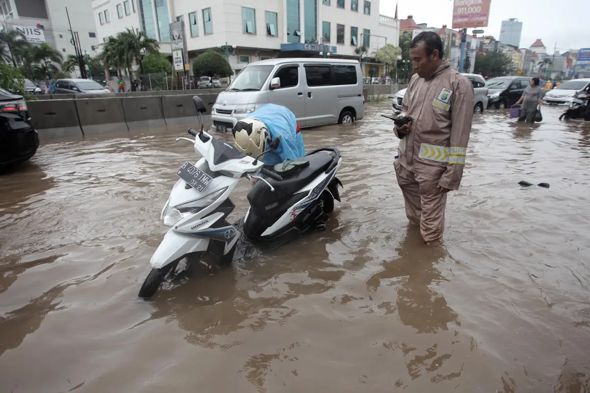 Terobos Banjir, Puluhan Motor Mogok di Kelapa Gading