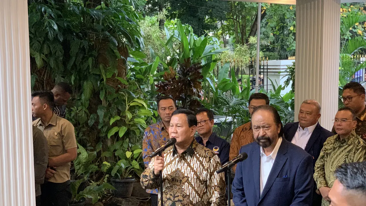 Ketua Umum Partai Gerindra yang juga Presiden terpilih Prabowo Subianto bertemu Ketua Umum Partai NasDem Surya Paloh di Kertanegara, Jakarta Selatan, Kamis (25/4/2024). (Liputan6.com/Delvira Hutabarat)