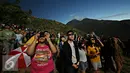 Wisatawan menyaksikan proses gerhana matahari total di Bukit Matantimali, Sigi, Sulawesi Tengah, Rabu (9/3). Fenomena tersebut menjadi daya tarik tersendiri wisatawan untuk menyaksikan secara langsung di alam terbuka. (Liputan6.com/Immanuel Antonius)