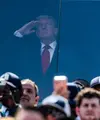 Ibu Negara AS Melania Trump dan Presiden AS Donald Trump berdiri untuk menyanyikan lagu kebangsaan menjelang final Piala Dunia sepak bola 2026 antara Spanyol dan Argentina di East Rutherford, New Jersey pada 19 Juli 2026. (Odd ANDERSEN/AFP)