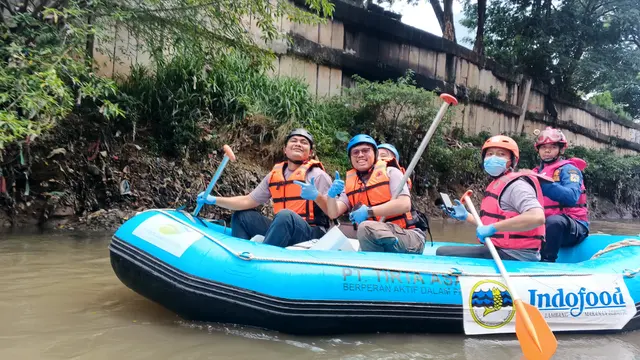 Gerakan Ciliwung Bersih dalam kegiatan menyusuri sungai Ciliwung