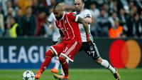 Pemain Bayern Munchen Arturo Vidal berusaha mempertahankan bola dari pemain Besiktas Gokhan Gonul saat pertandingan Liga Champions leg kedua di stadion Vodafone Arena di Istanbul (14/3). (AP Photo / Lefteris Pitarakis)