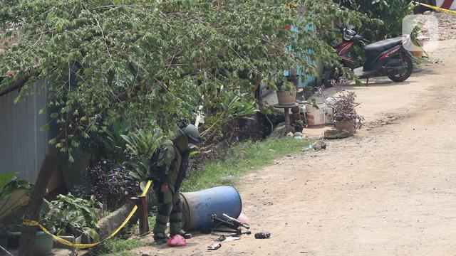 FOTO: Benda Dicurigai Bom di Bekasi