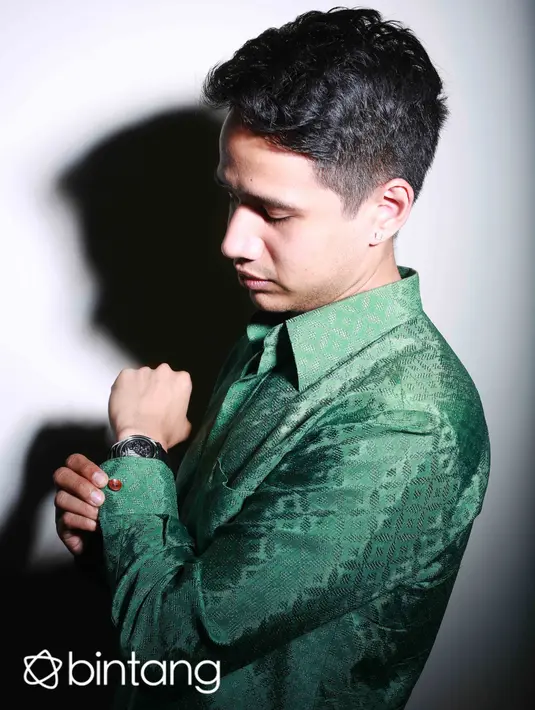 “Kita mikir tayangan di TV komedi kita itu alay. Saya sama adik saya yang baru balik dari India ga cuma mengkritik, tapi memberikan solusi dari kritik. Kami buat video iseng sendiri. Lalu kami upload di Youtube.” papar Jovial. (Febio Hernanto/Bintang.com)