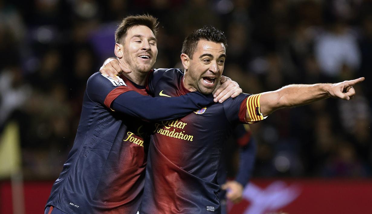 1. Xavi Hernandez - Xavi merupakan salah sosok sentral di Barcelona ketika Messi datang. Mereka meraih berbagai prestasi hebat bersama-sama. Jika Xavi memberikan umpan, Messi dengan mudah menjebol gawang lawan.  Kerja sama di antaranya keduanya sangat simpel, tapi mematikan. (AFP/Cesar Manso)