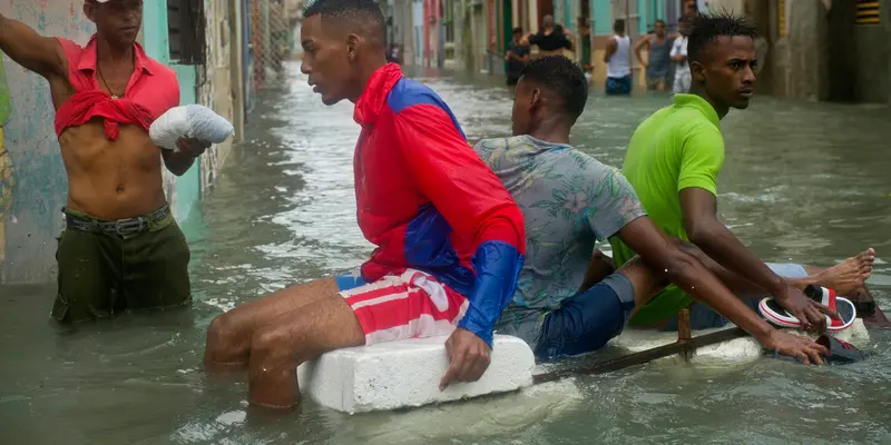 Styrofoam untuk Bisa Melintasi Banjir Akibat Badai Irma