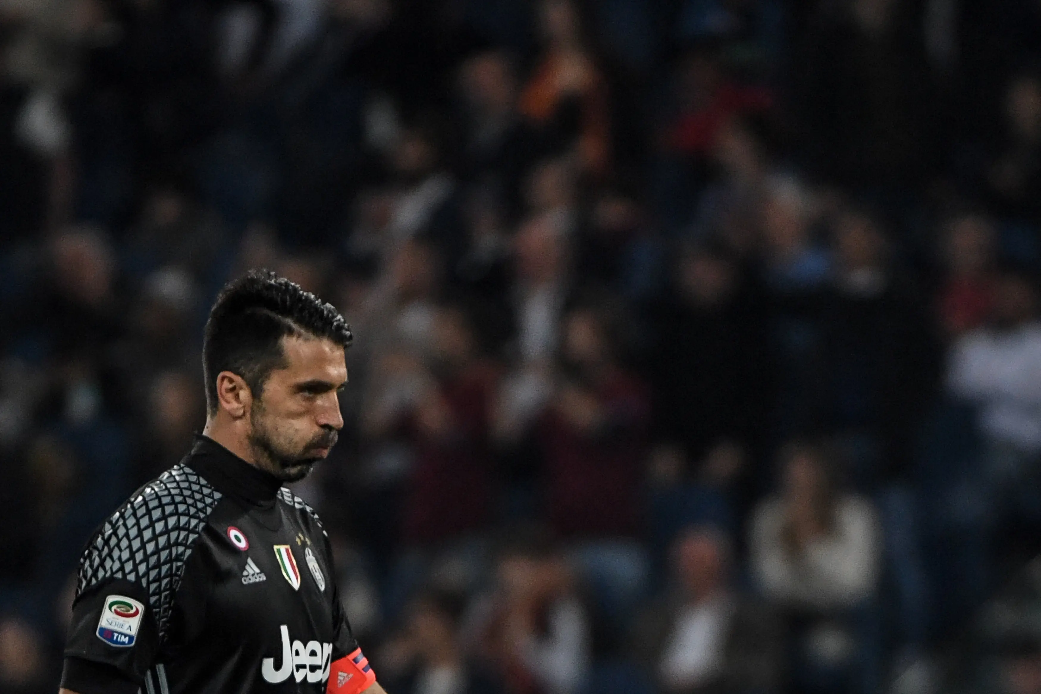 Reaksi kiper Juventus Gianluigi Buffon usai golnya dijebol AS Roma hingga tiga kali. (Andreas SOLARO / AFP)