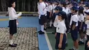 Bilqis pun didapuk menjadi seorang dirigen yang memandu paduan suara saat upacara berlangsung. Tampak ia pun memimpin paduan suara dengan gerakan tangannya. [@ayutingting92]