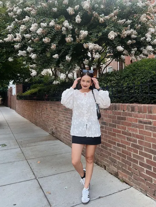 Di luar aktivitasnya di Dharma Wanita KBRI Washington, Enzy tetap menawan dengan outfit kasualnya.