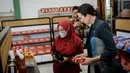 Setelan outfit ini dikenakan Menpar Widi saat belanja produk kuliner dan fashion UMKM di Garut [@widi.wardhana]