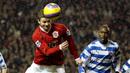Striker Manchester United, Ole Gunnar Solskjaer, menyundul bola saat pertandingan melawan Reading di Stadion Old Trafford, (30/12/2006). (AFP/Andrew Yates)