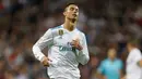 Pemain Real Madrid, Cristiano Ronaldo menutup matanya disela lanjutan La Liga pekan kesembilan ketika menjamu Eibar di Stadion Santiago Bernabeu, Minggu (22/10). Madrid menang tiga gol tanpa balas. (AP/Francisco Seco)