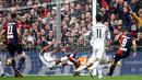 Pemain Genoa, Giovanni Simeone, saat mencetak gol ke gawang Juventus pada laga pekan ke-13 Serie A di Stadion Luigi Ferraris, Minggu (27/11/2016). (Reuters/Alessandro Garofalo)