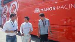 Rio Haryanto berbincang dengan manajernya, Piers Hunnisett (kiri), dan pelatihnya, Moises Vila Blanch (kanan), seusai latihan bebas ketiga F1 GP Spanyol di Sirkuit Catalunya, Spanyol, Sabtu (14/5/2016). (Bola.com/Reza Khomaini)