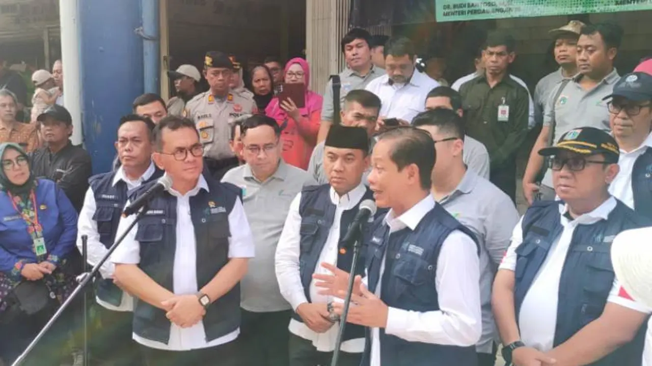 Aksi bersih sampah Menteri Lingkungan Hidup (LH) Hanif Faisol Nurofiq dan Menteri Perdagangan (Mendag) Budi Santoso di Pasar Tomang Barat, Jakarta Barat.  (Liputan6.com/Henry)