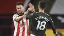 Bruno Fernandes juga melakukan hal yang sama terhadap pemain Sheffield United di pertandingan Liga Inggris. (Foto: AFP/Pool/Peter Powell)