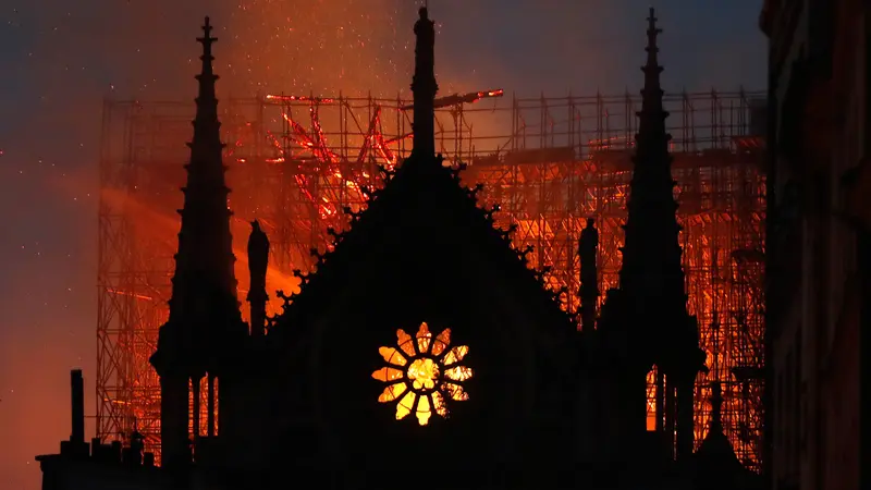 Katedral Notre Dame di Paris Terbakar