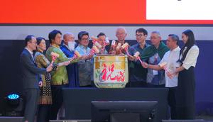 Prosesi Kagami Biraki, yaitu ceremony tradisional Jepang yang biasa dilakukan untuk menandai sebuah awal yang baik perayaan dan harapan akan keberhasilan. (dok. Tim MMAJ 2026)
