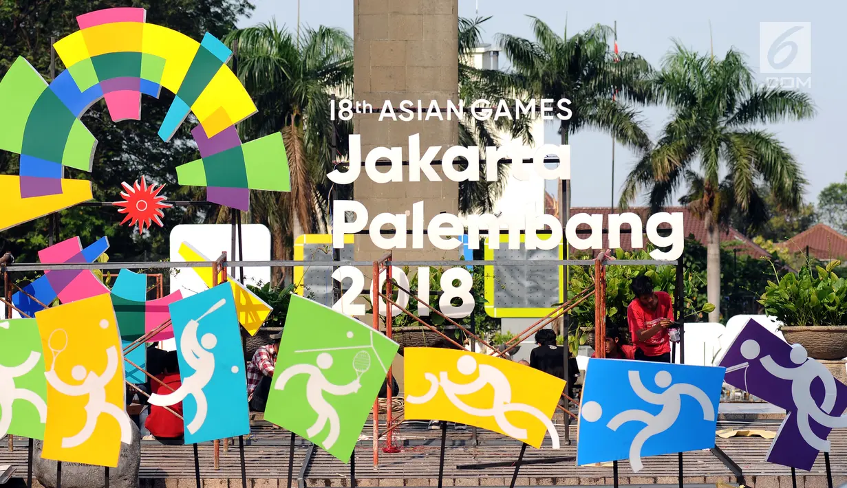 Pekerja menyelesaikan pemasangan logo Asian Games 2018 di kawasan Bundaran Hotel Indonesia, Jakarta, Rabu (16/8). Jelang peluncuran hitung mundur Asian Games 2018 pemasangan karakter cabang olahraga dipercepat. (Liputan6.com/Helmi Fithriansyah)