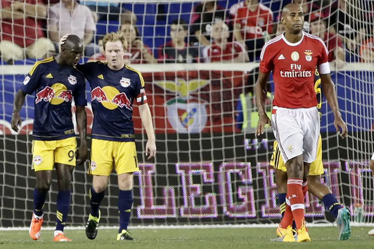 Bradley Wright-Phillips (kiri) dari New York Red Bulls merayakan golnya ke gawang Benfica, dalam pertandingan Internasional Champions Cup 2015. (EPA/JASON SZENES)