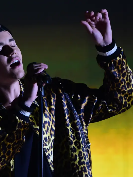 Di Inggis Justin Bieber menjadi penyanyi pertama yang memegang tiga lagu di puncak chart Billboard Hot. (AFP/Bintang.com)