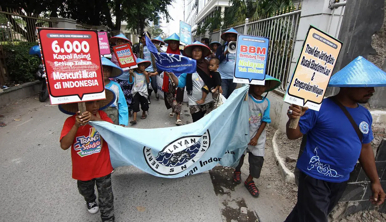 Suasana aksi unjuk rasa dalam rangka peringatan Hari Perikanan Internasional, Jakarta, Jumat (21/11/2014). (Liputan6.com/Faizal Fanani)