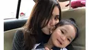 Sebagai ibu, pelantun lagu Sambalado itu ingin selalu bersama putrinya. Apa mau dikata, sebagai single parent, ia berperan sebagai ibu dan ayah. Permohonan maaf juga disampaikan lantaran selama ini sibuk kerja. (Instagram/ayutingting92)
