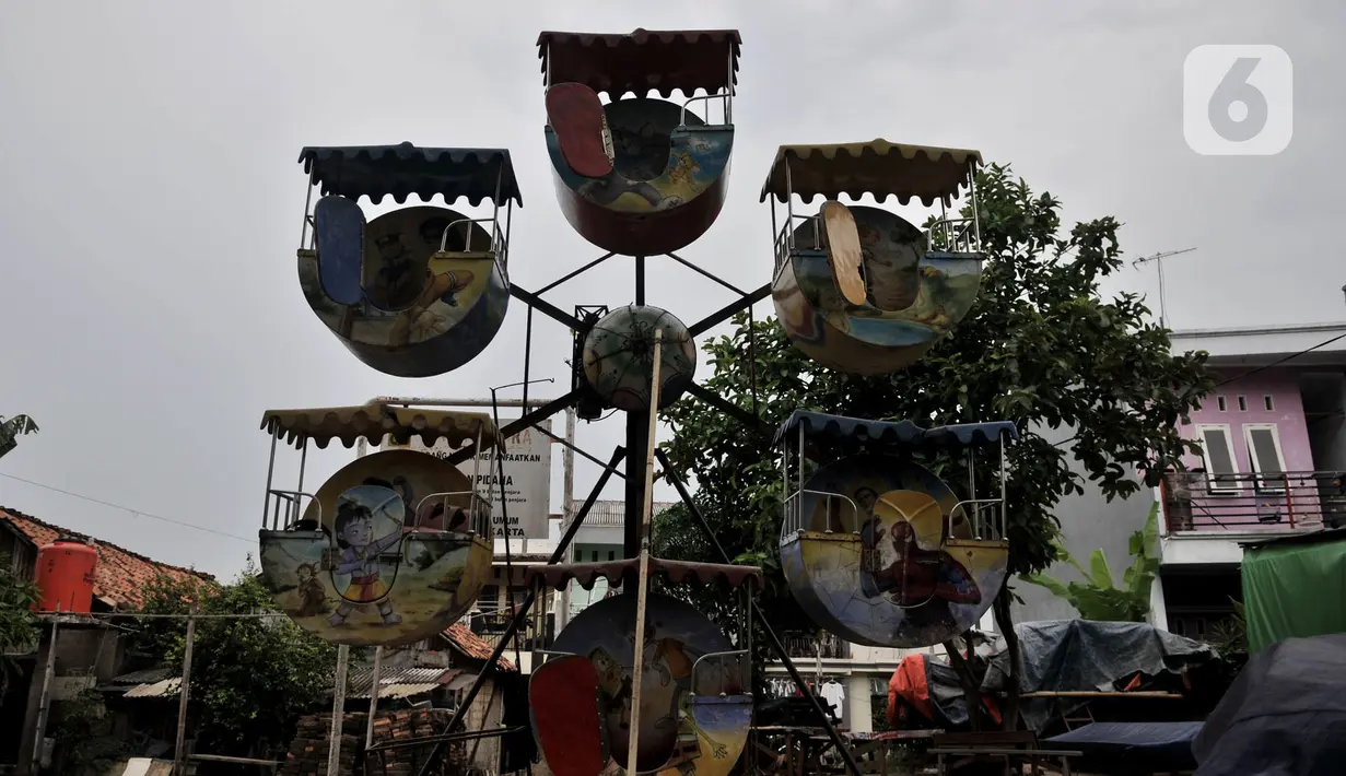 Wahana permainan tidak beroperasi di kawasan Kanal Banjir Timur (KBT), Jakarta, Minggu (5/4/2020). Pasar malam di kawasan KBT ditiadakan hingga waktu yang belum ditentukan guna mencegah penyebaran virus corona COVID-19. (merdeka.com/Iqbal S. Nugroho)