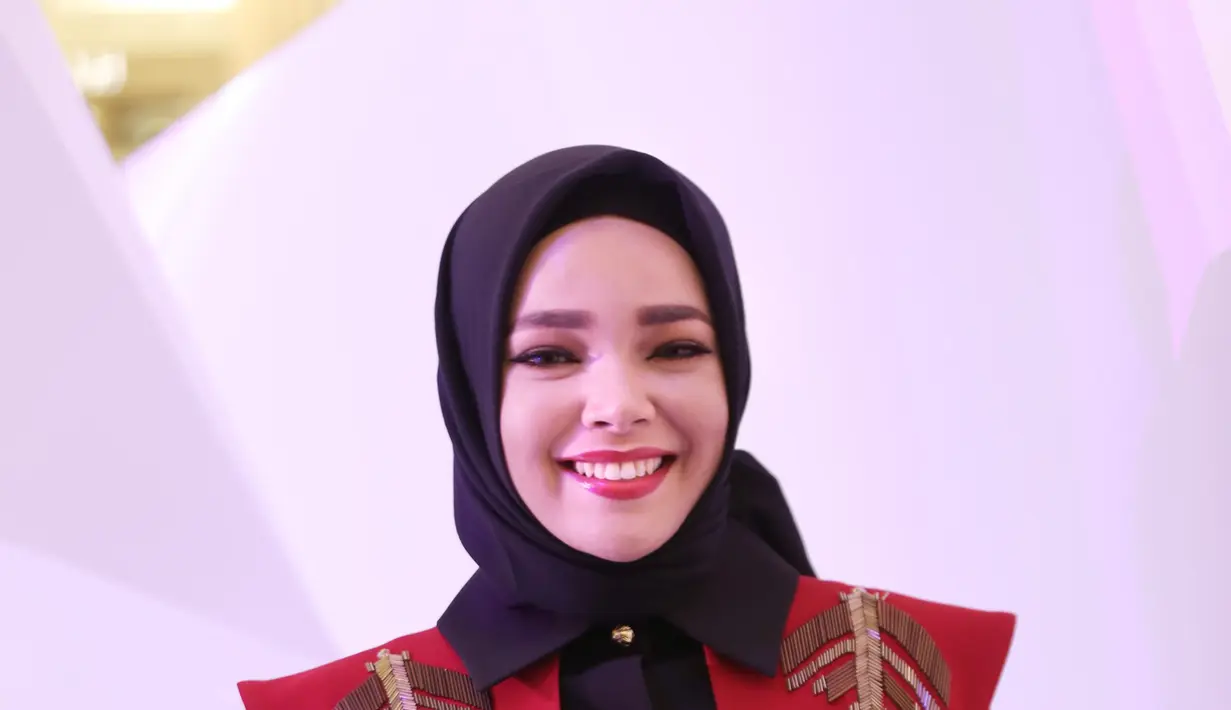 Tampil cantik disetiap kesempatan. Apalagi, Dewi Sandra menjadi salah satu brand ambasador yang mengharuskan tampil maksimal setiap kesempatan. (Galih W. Satria/Bintang.com)